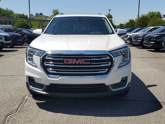 Used 2022 GMC Terrain SLT w/ Infotainment Package II FWD image 2