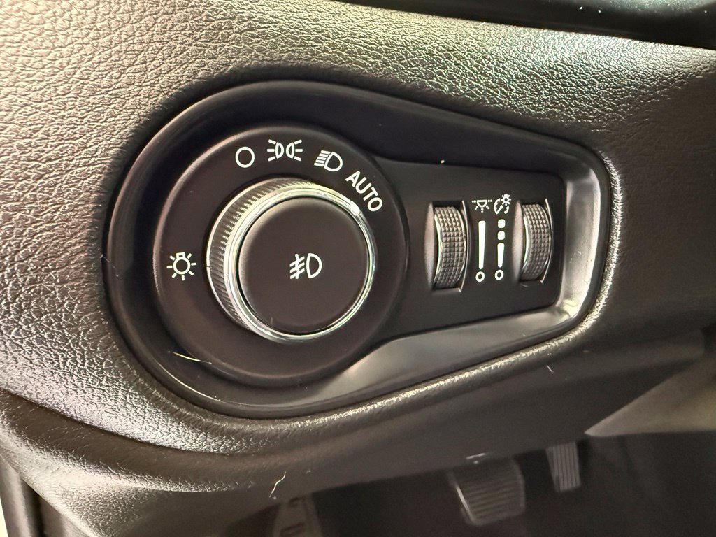 Used 2018 Jeep Renegade Limited w/ UConnect 8.4 Nav Group AWD/4WD image 35