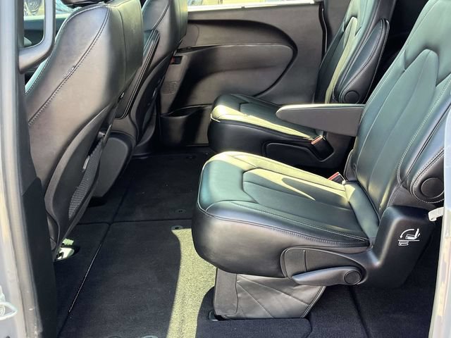 Used 2025 Chrysler Pacifica Select FWD image 16