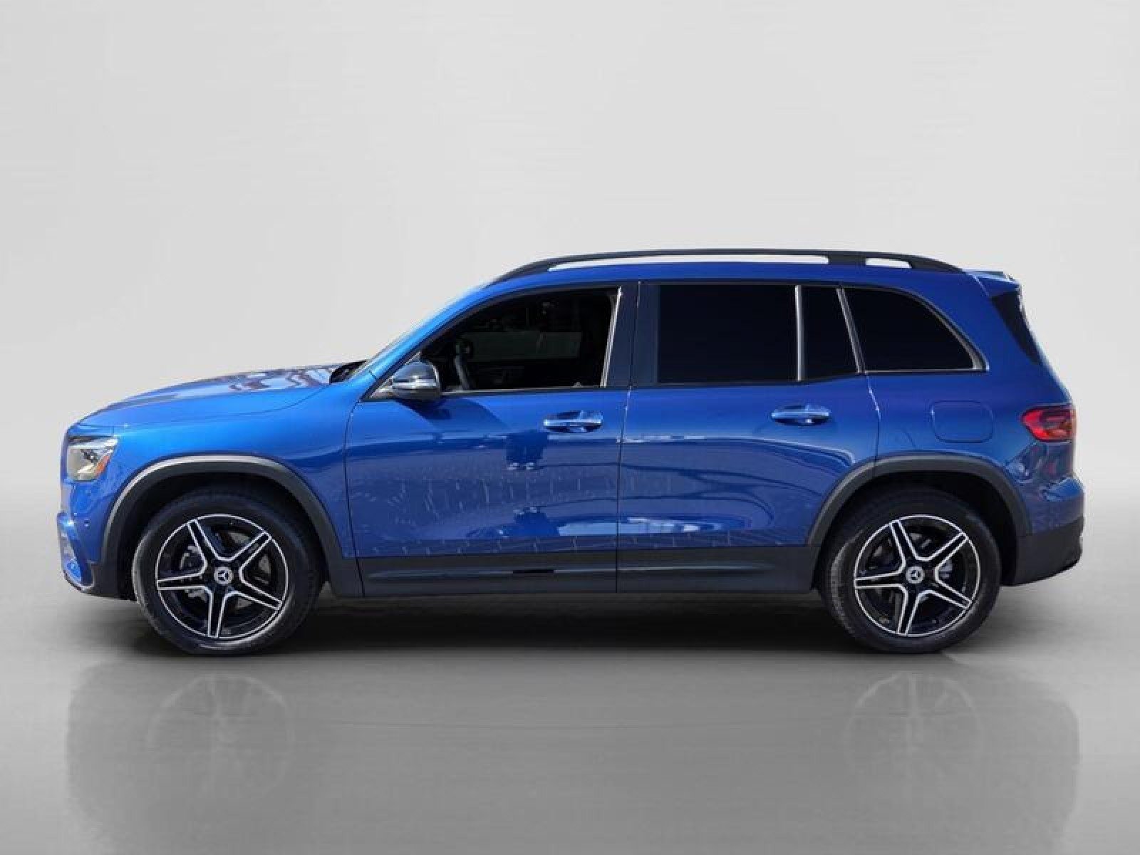Used 2024 Mercedes-Benz GLB 250 image 2