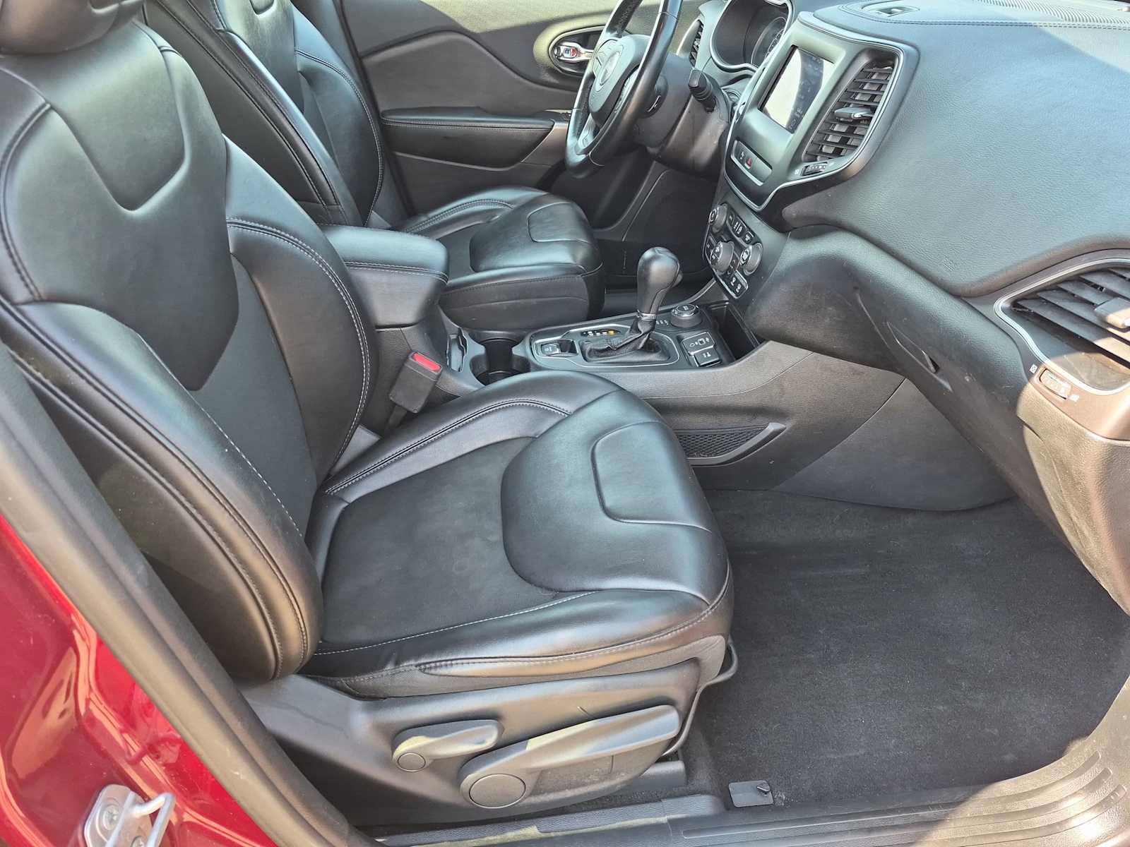 Used 2019 Jeep Cherokee Latitude Plus w/ Comfort/Convenience Group AWD/4WD image 20