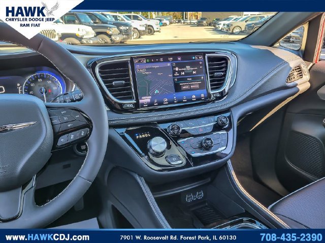 Used 2025 Chrysler Pacifica Limited FWD image 21