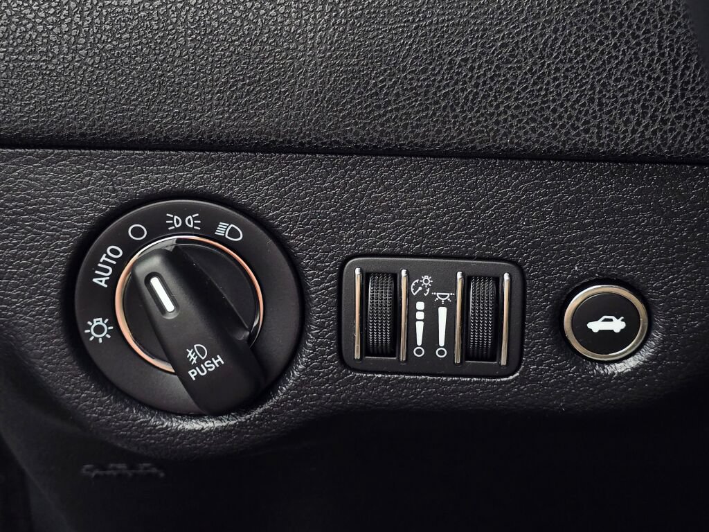 Used 2018 Chrysler 300 Limited AWD/4WD image 23