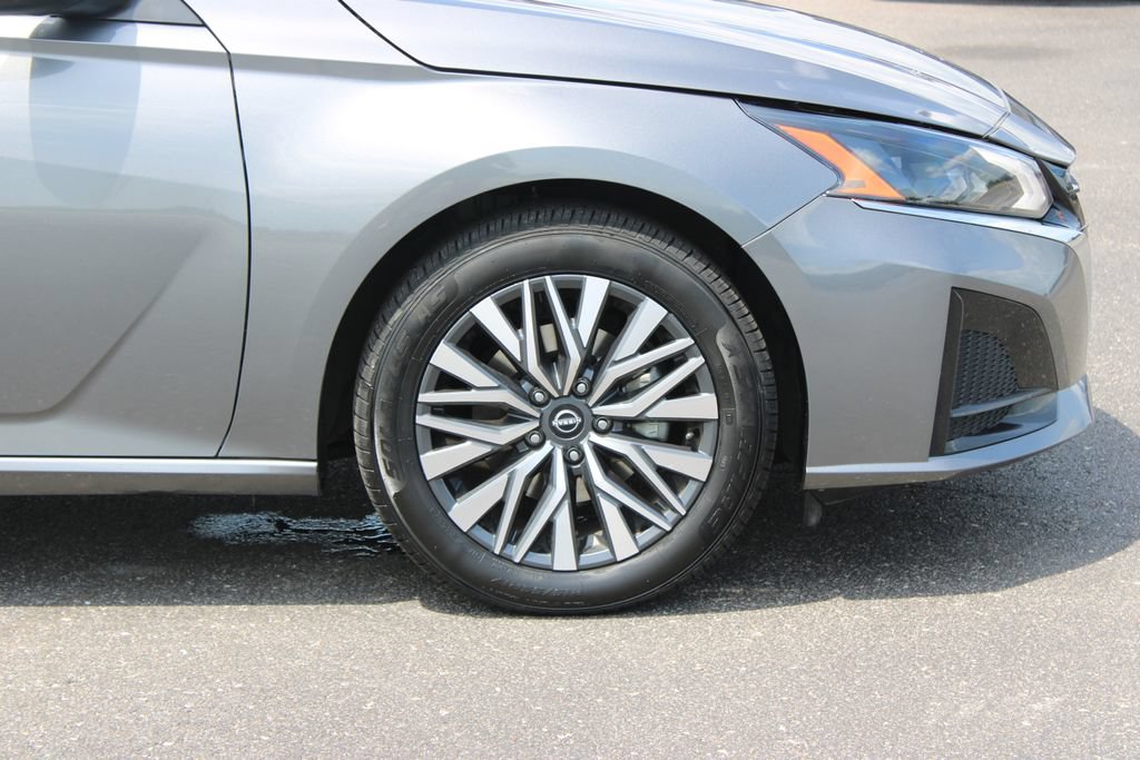 Used 2024 Nissan Altima 2.5 SV FWD image 12