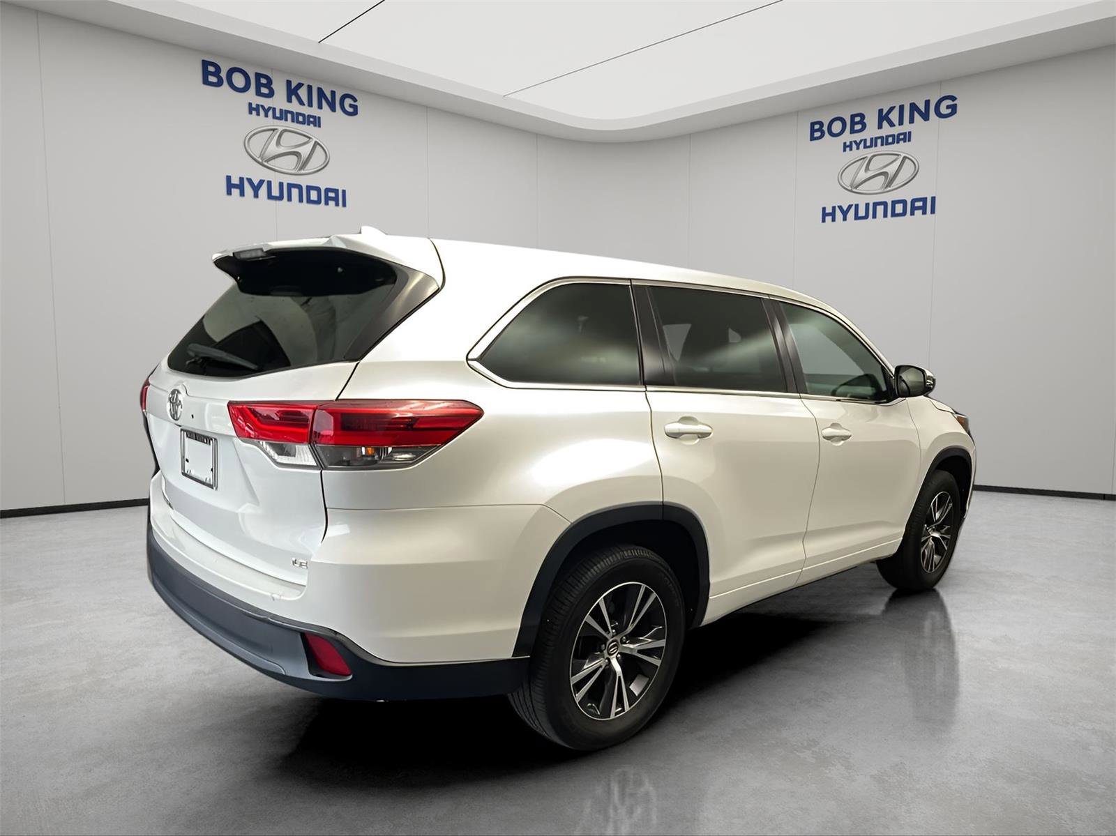 Used 2017 Toyota Highlander Plus FWD image 5