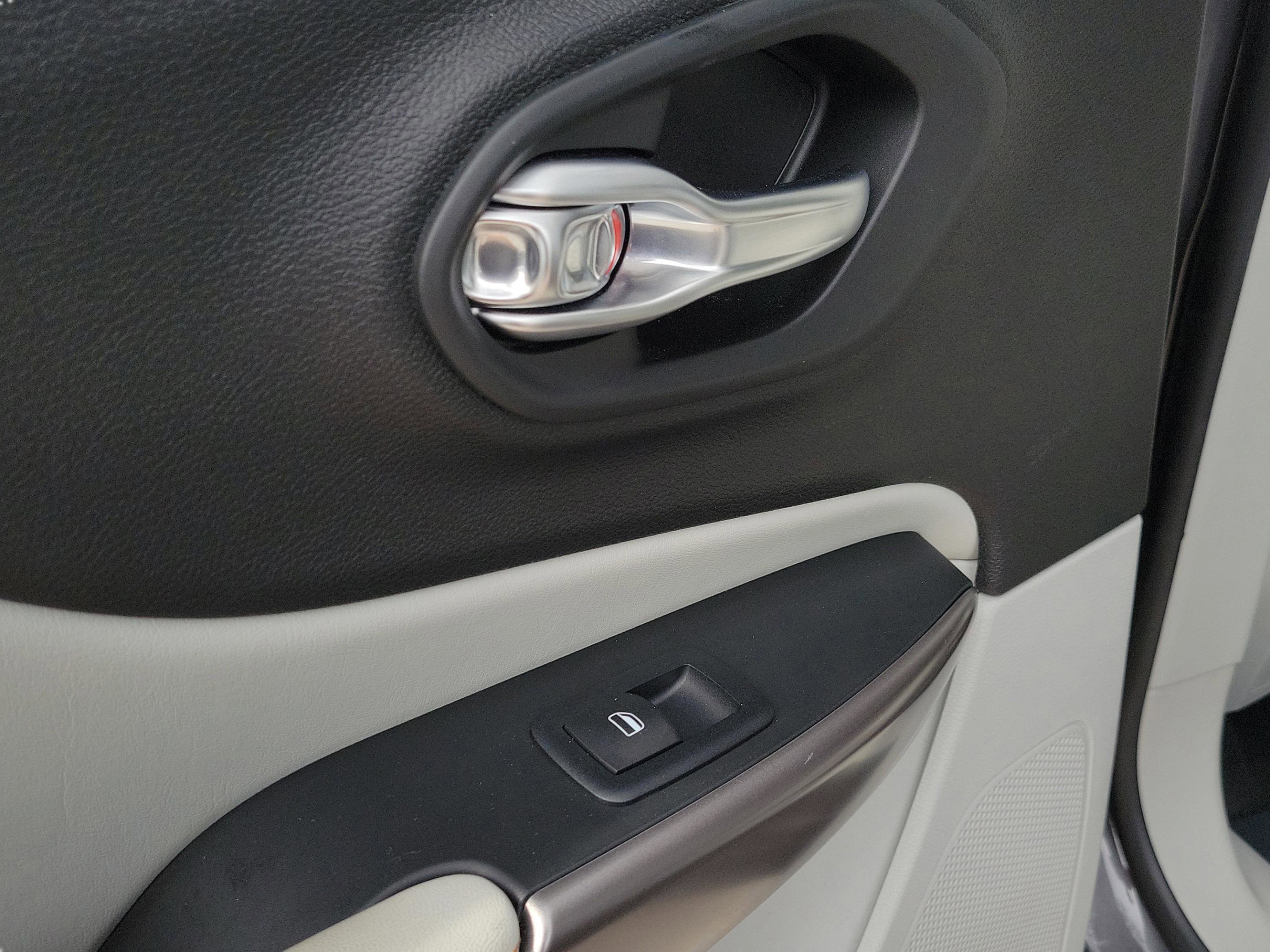 Used 2019 Jeep Cherokee Limited image 31