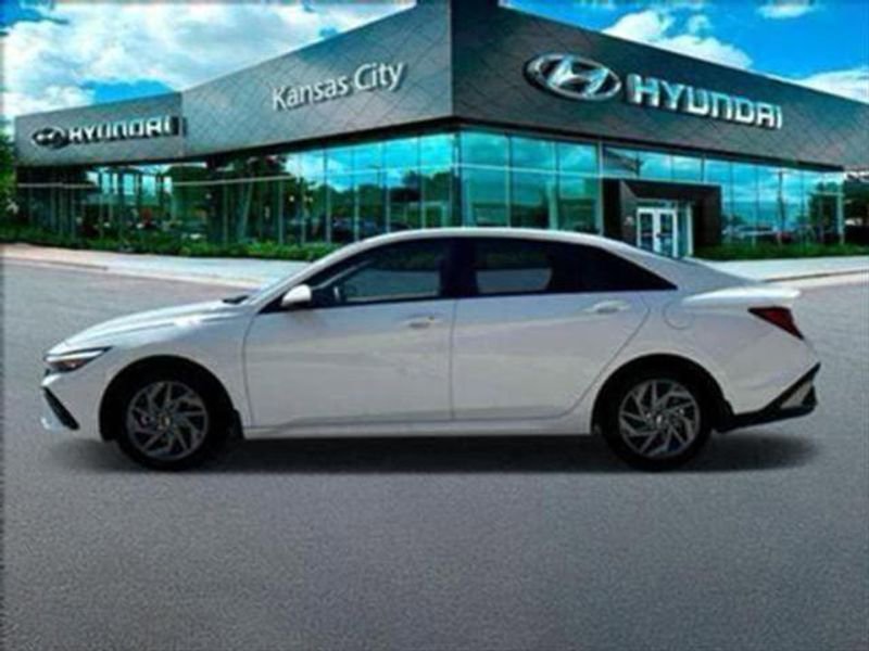 Used 2025 Hyundai Elantra Blue image 6