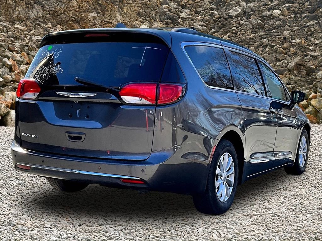 Used 2017 Chrysler Pacifica Touring-L image 2