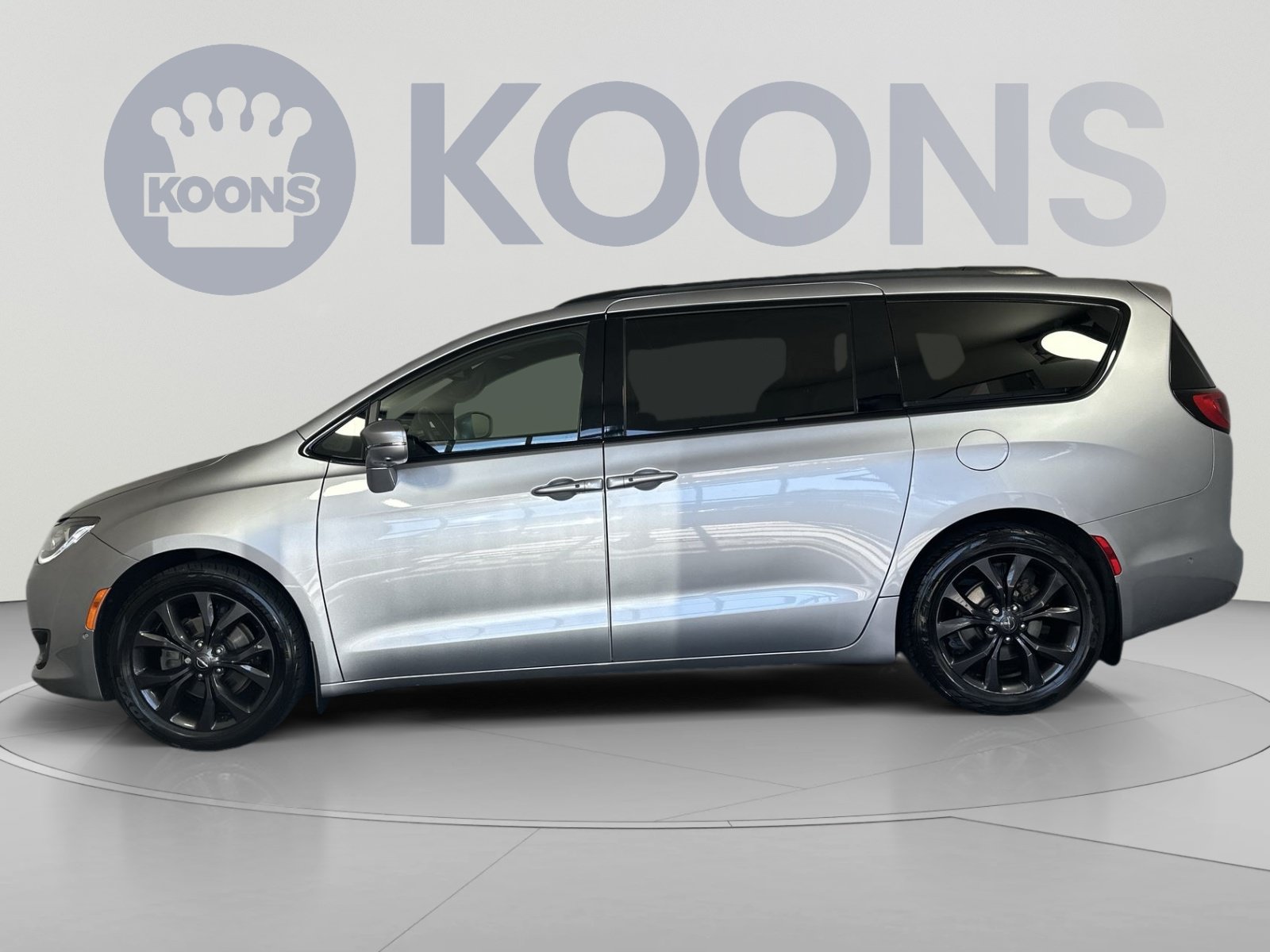 Used 2019 Chrysler Pacifica Limited w/ Advanced Safetytec Group FWD image 2
