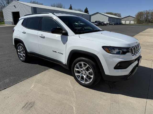 Used 2023 Jeep Compass Latitude AWD/4WD image 1
