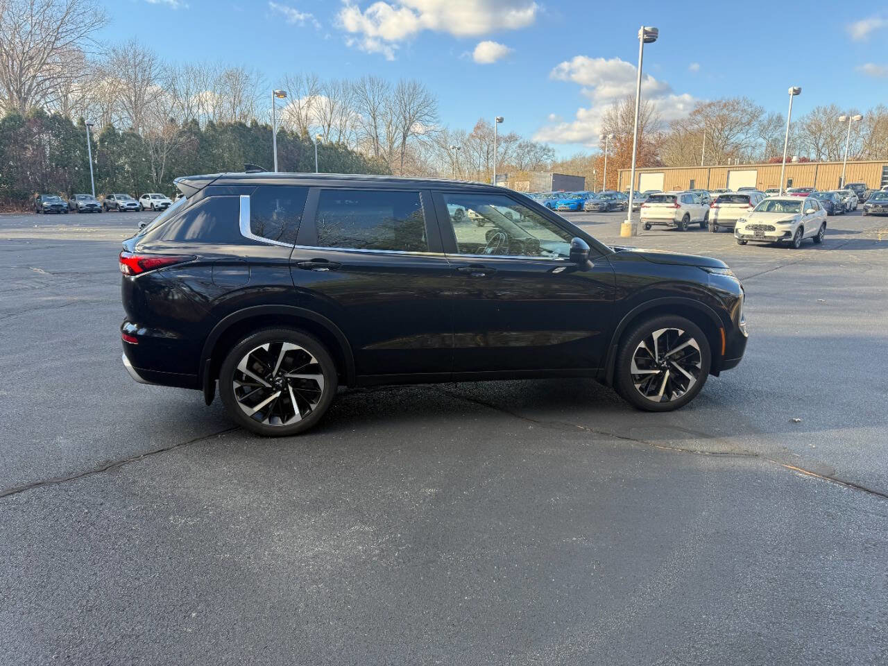 Used 2023 Mitsubishi Outlander SE image 3