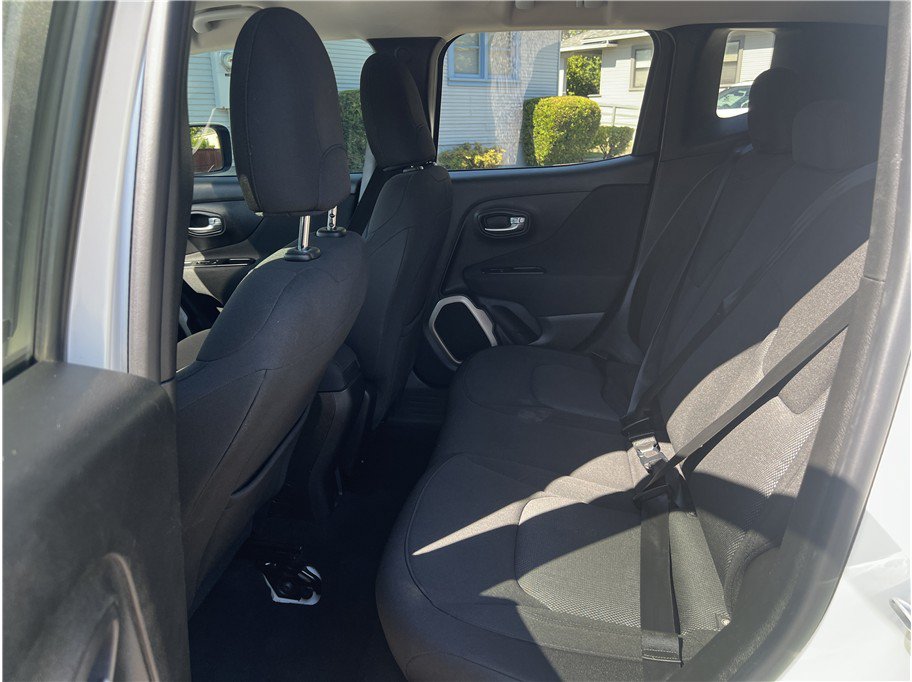 Used 2017 Jeep Renegade Latitude FWD image 12