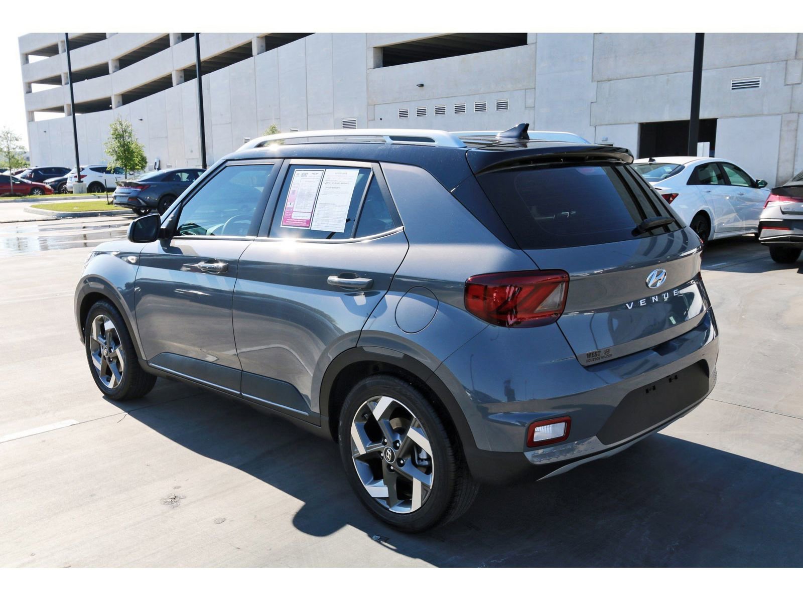 Certified 2022 Hyundai Venue Limited w/ Cargo Package FWD image 7
