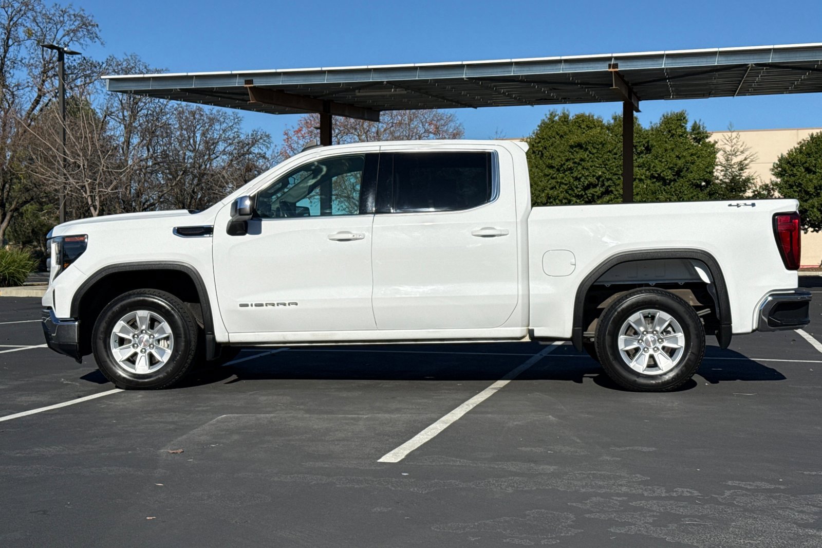 Used 2022 GMC Sierra 1500 SLE image 8
