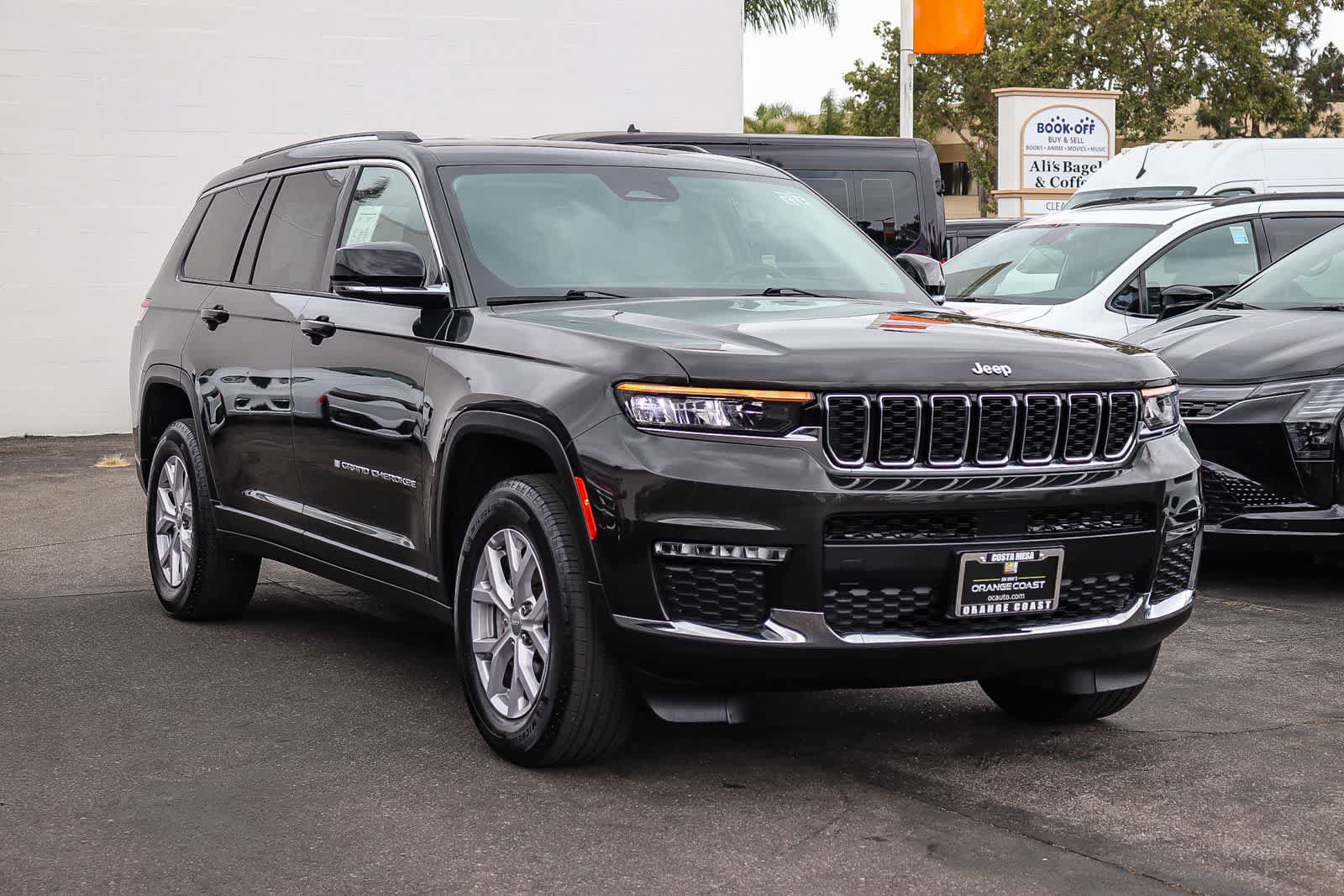 Used 2022 Jeep Grand Cherokee L Limited AWD/4WD image 3
