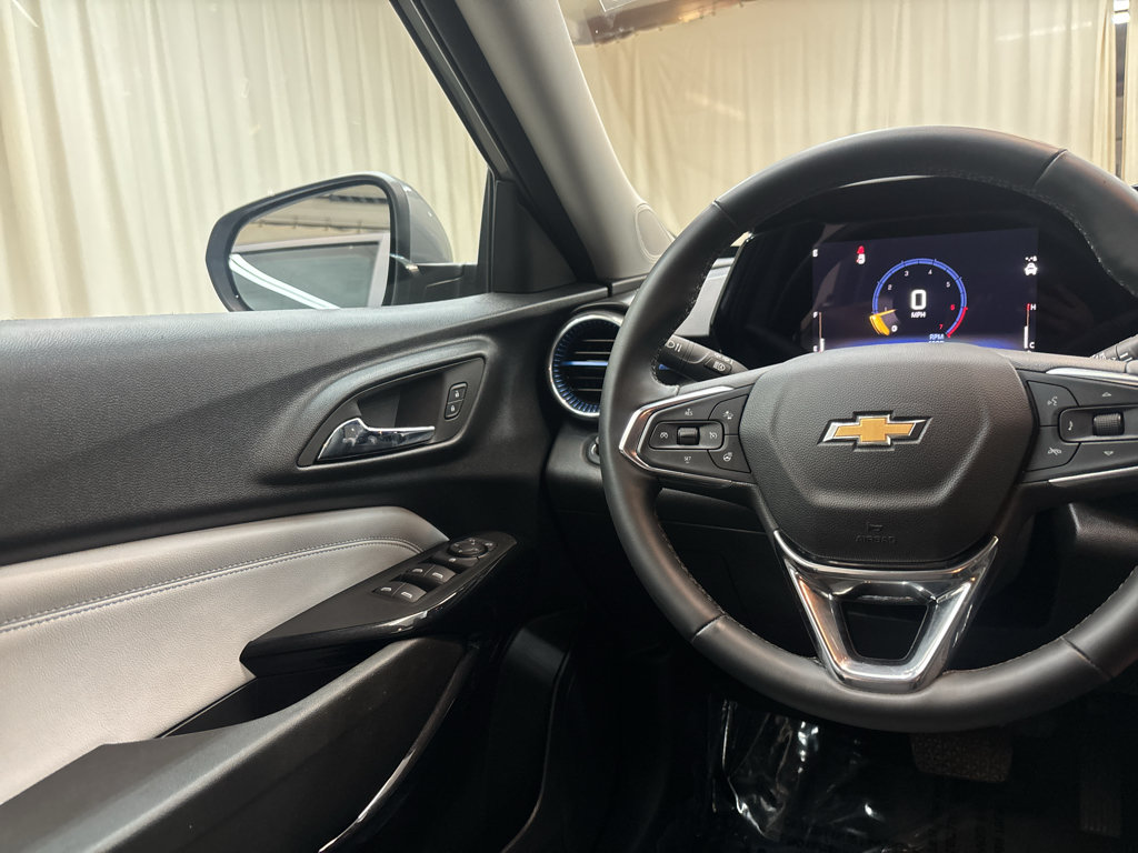Used 2025 Chevrolet Trax LT w/ LT Convenience Package FWD image 18