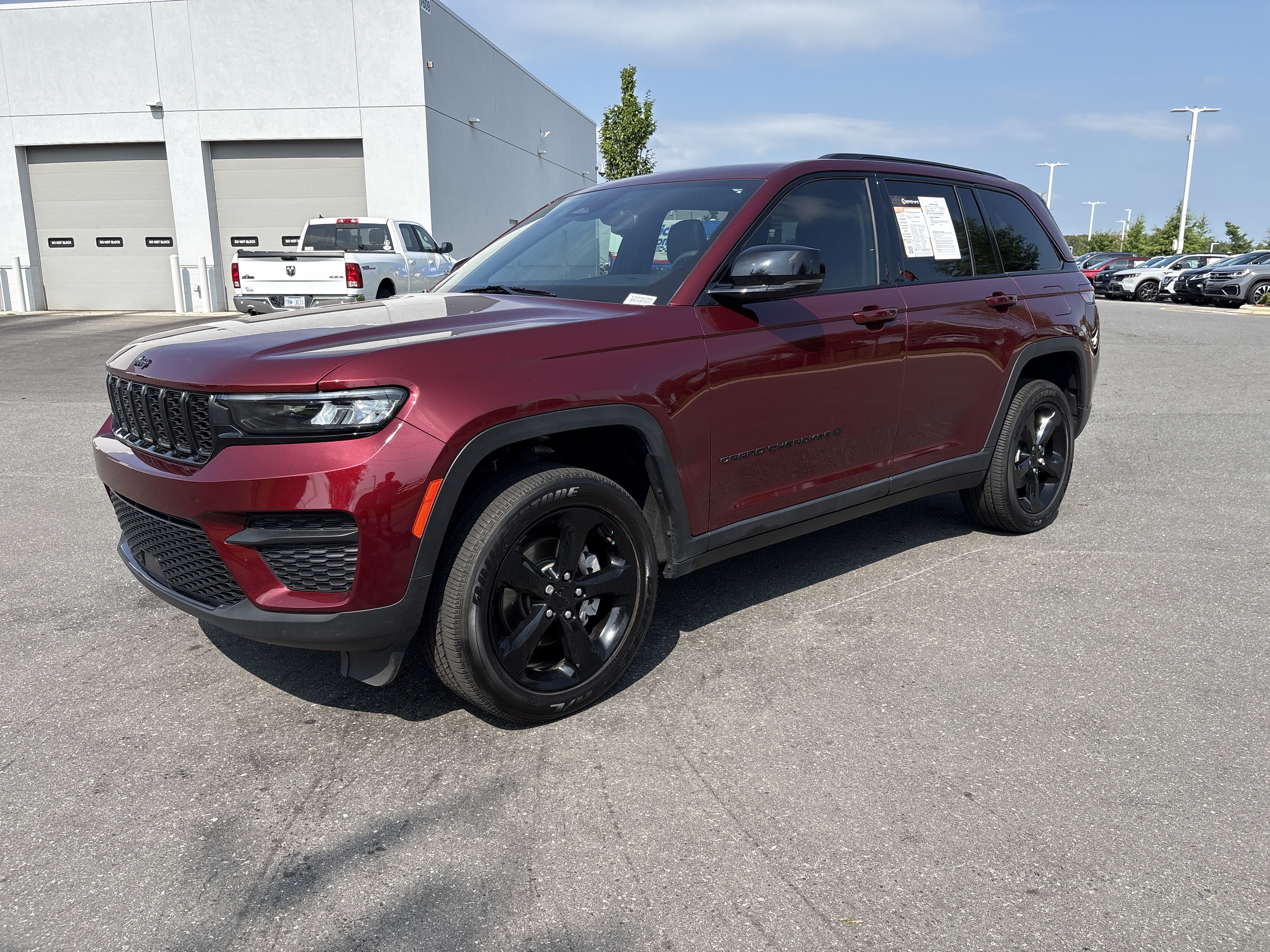 Used 2023 Jeep Grand Cherokee Altitude RWD image 5