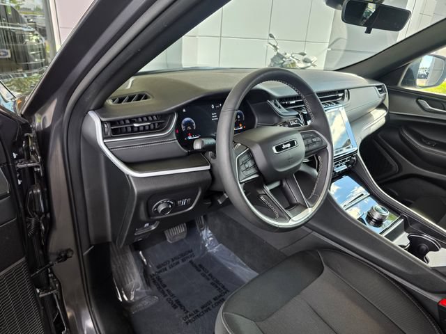 Used 2025 Jeep Grand Cherokee Laredo X w/ Luxury Tech Group I AWD/4WD image 21