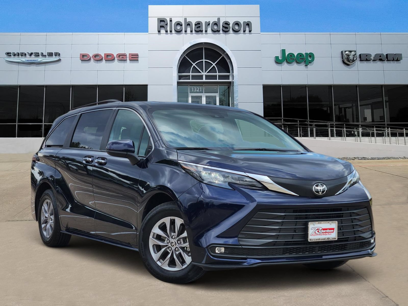 Used 2026 Toyota Sienna XLE FWD video 1