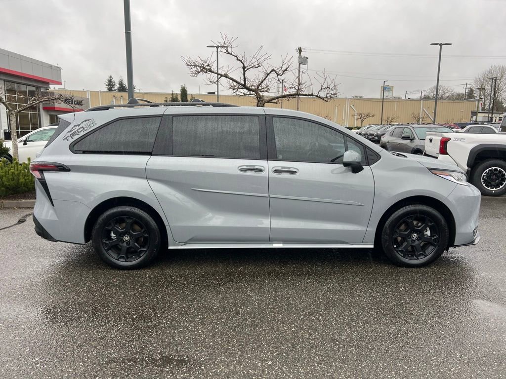 Used 2025 Toyota Sienna XLE Woodland Edition image 6