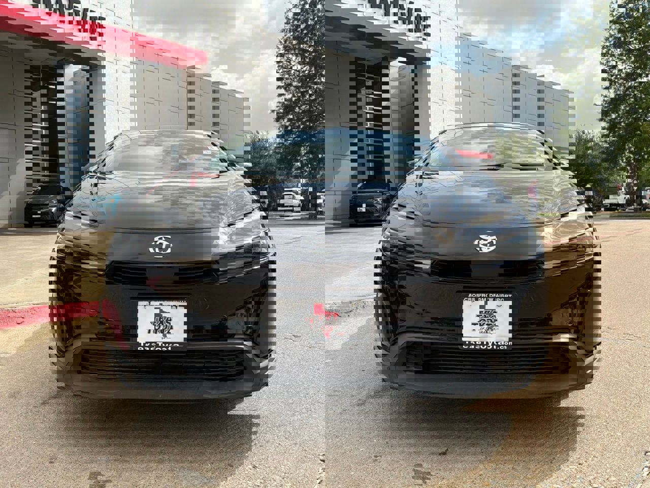 Used 2025 Toyota Prius LE image 3