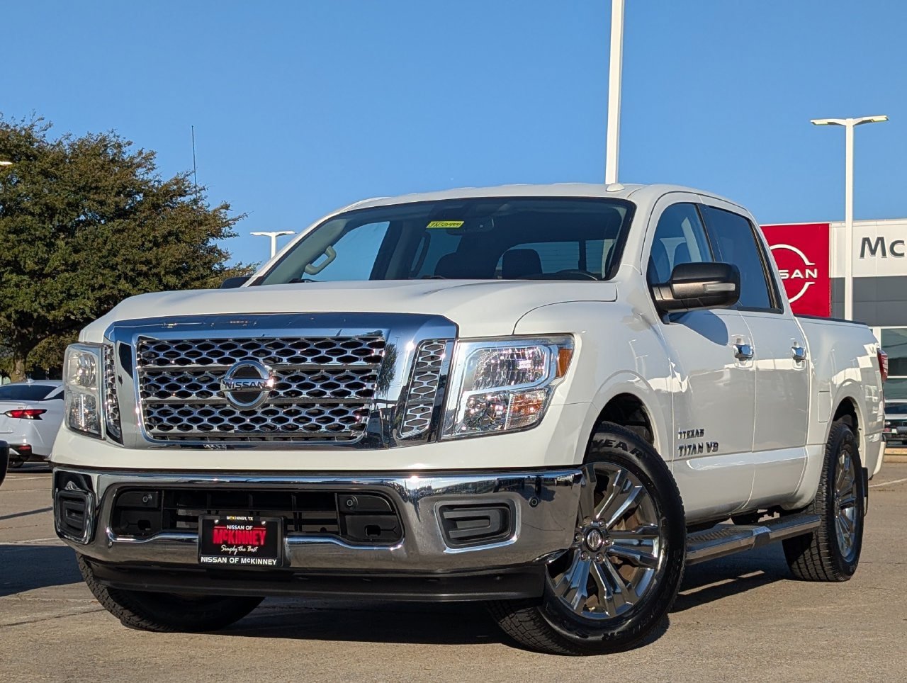 Used 2018 Nissan Titan SV w/ SV Convenience Package RWD image 2
