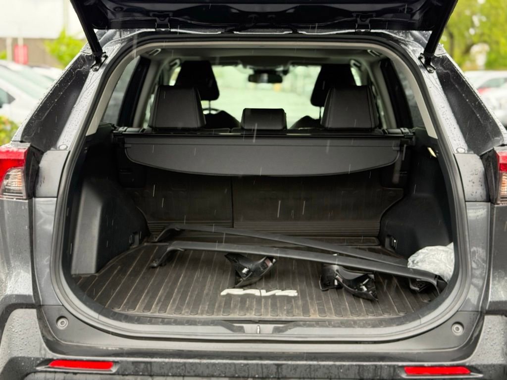 Used 2022 Toyota RAV4 XLE Premium AWD/4WD image 10