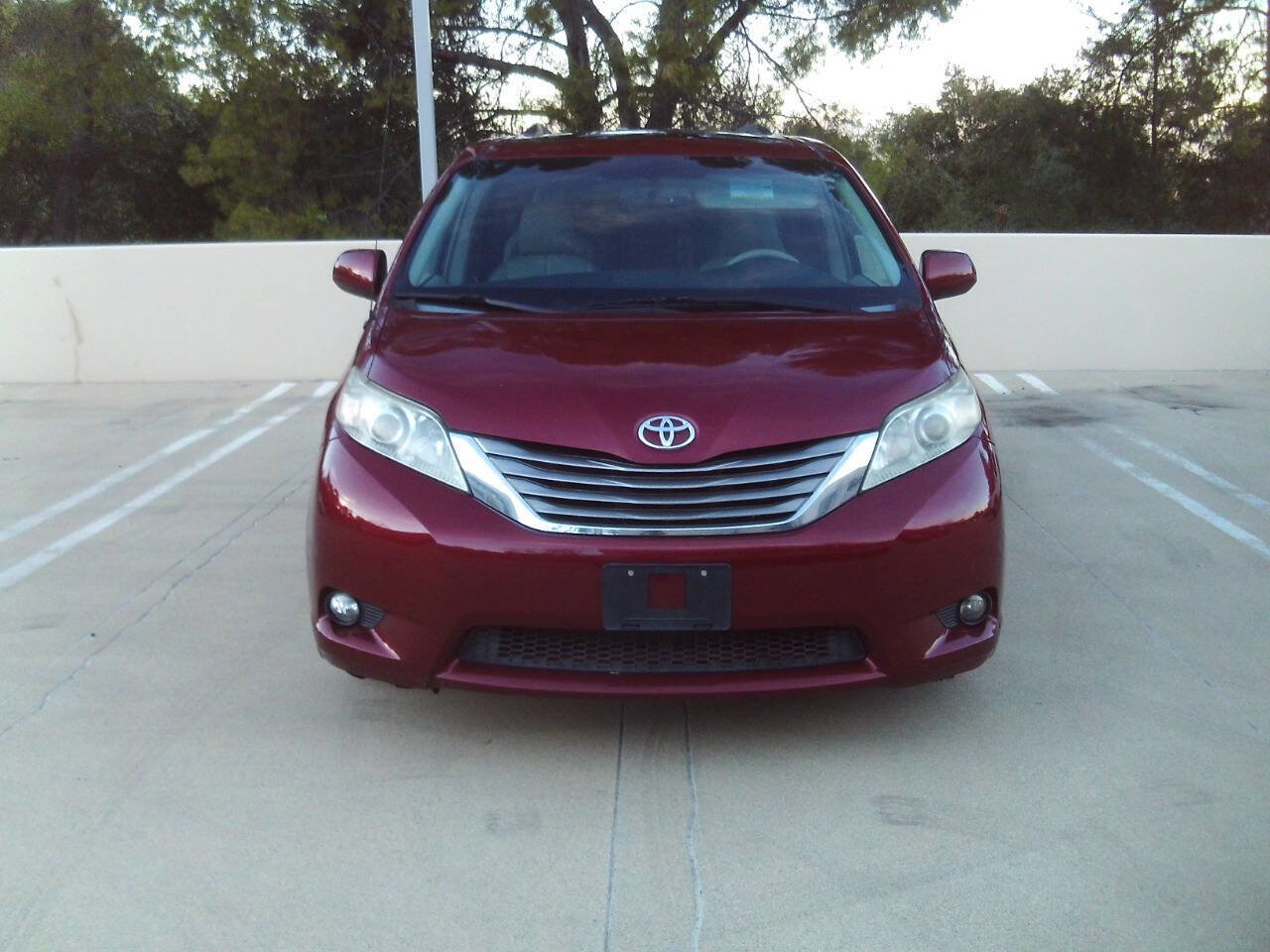 Used 2012 Toyota Sienna XLE image 2