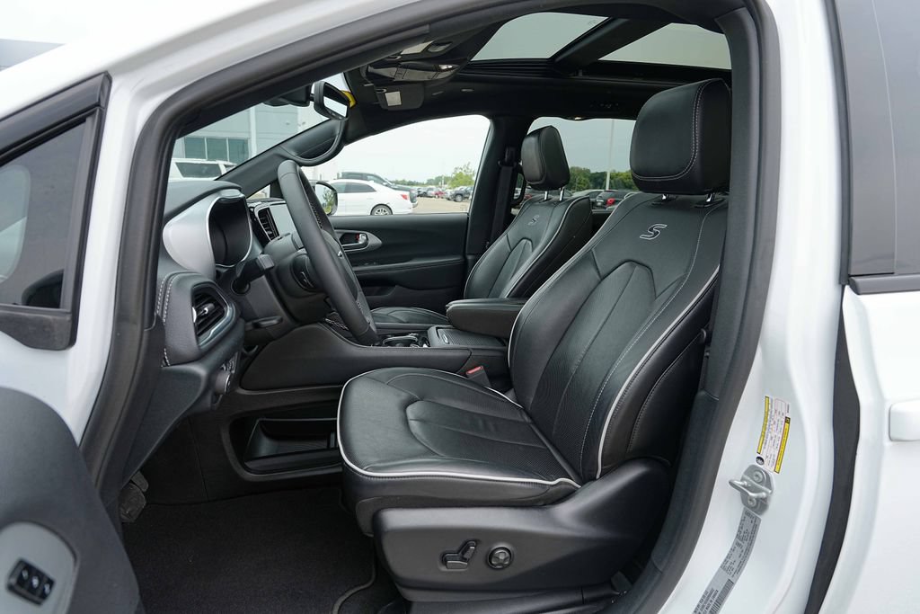 Used 2025 Chrysler Pacifica Limited FWD image 17