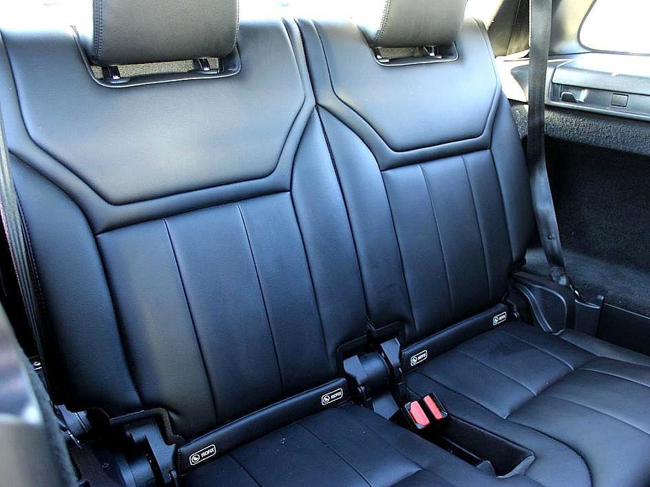 Used 2018 Land Rover Discovery SE image 12