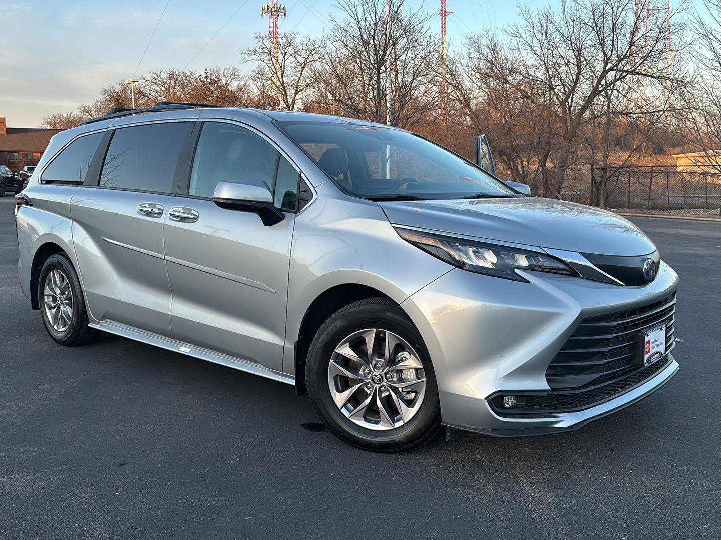 Used 2025 Toyota Sienna XLE w/ XLE Plus Package image 1