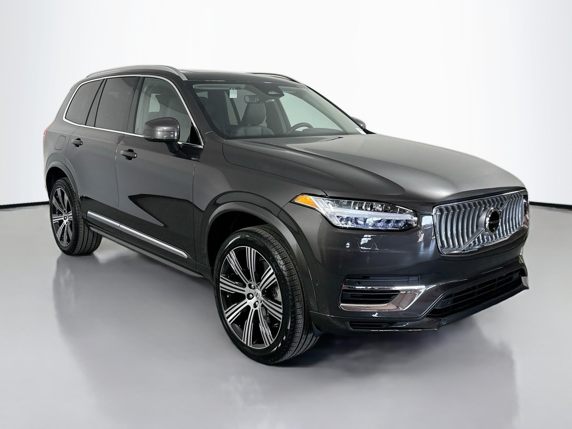 Certified 2025 Volvo XC90 T8 Plus w/ Protection Package Premier AWD/4WD image 3