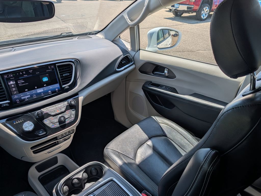 Used 2022 Chrysler Pacifica Touring-L FWD image 11
