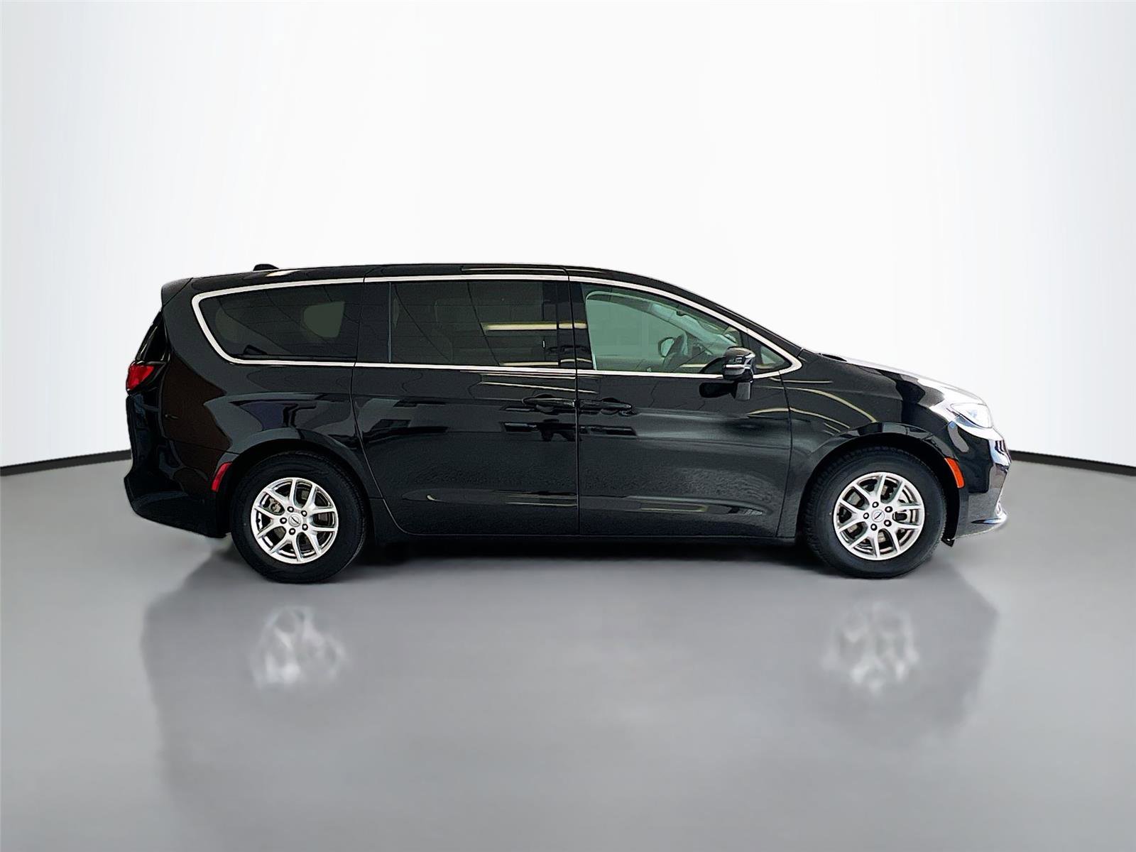 Used 2024 Chrysler Pacifica Touring-L FWD image 16