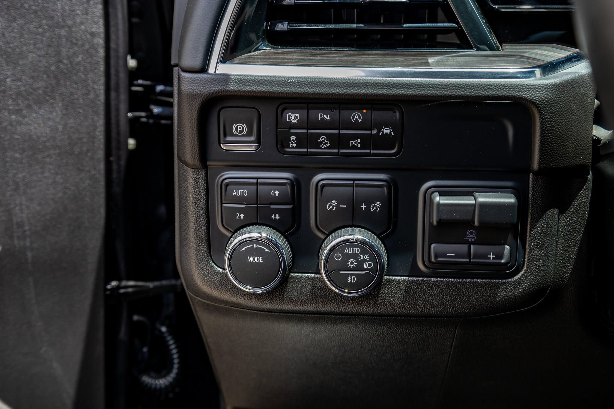 Used 2025 Chevrolet Tahoe LT w/ Comfort Package AWD/4WD image 18
