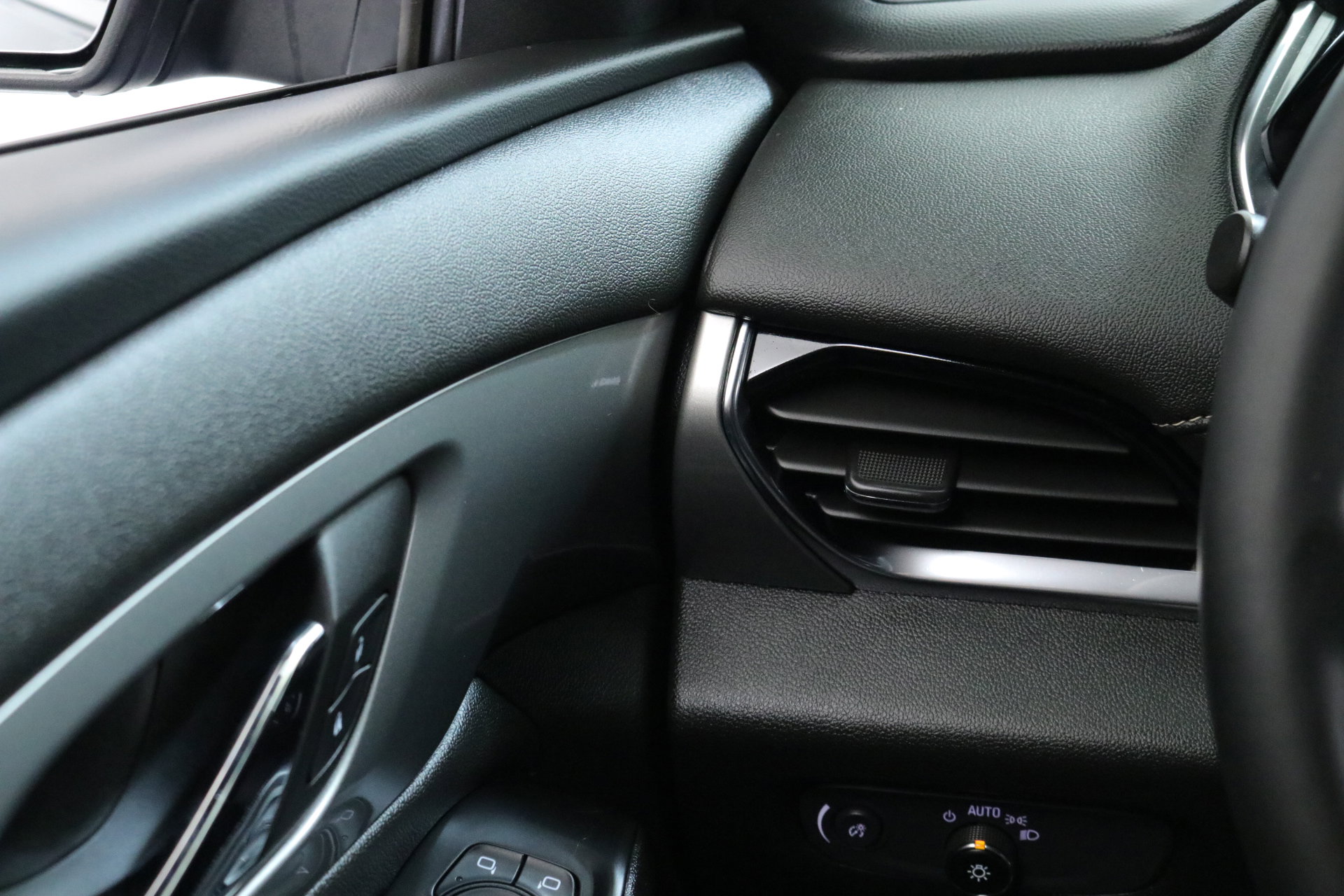 Used 2023 Chevrolet Traverse LT image 15