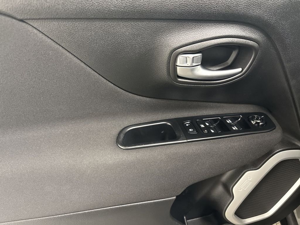 Used 2019 Jeep Renegade Latitude w/ Cold Weather Group image 11