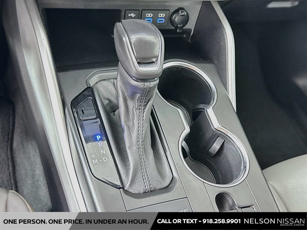 Used 2022 Toyota Highlander XLE AWD/4WD image 16