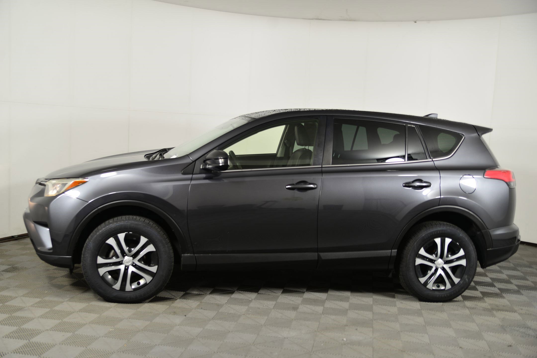 Used 2018 Toyota RAV4 LE image 2