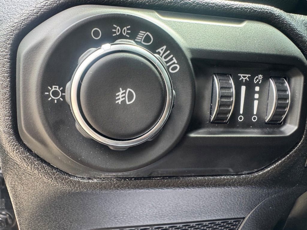 Used 2022 Jeep Wrangler Unlimited Sahara AWD/4WD image 13
