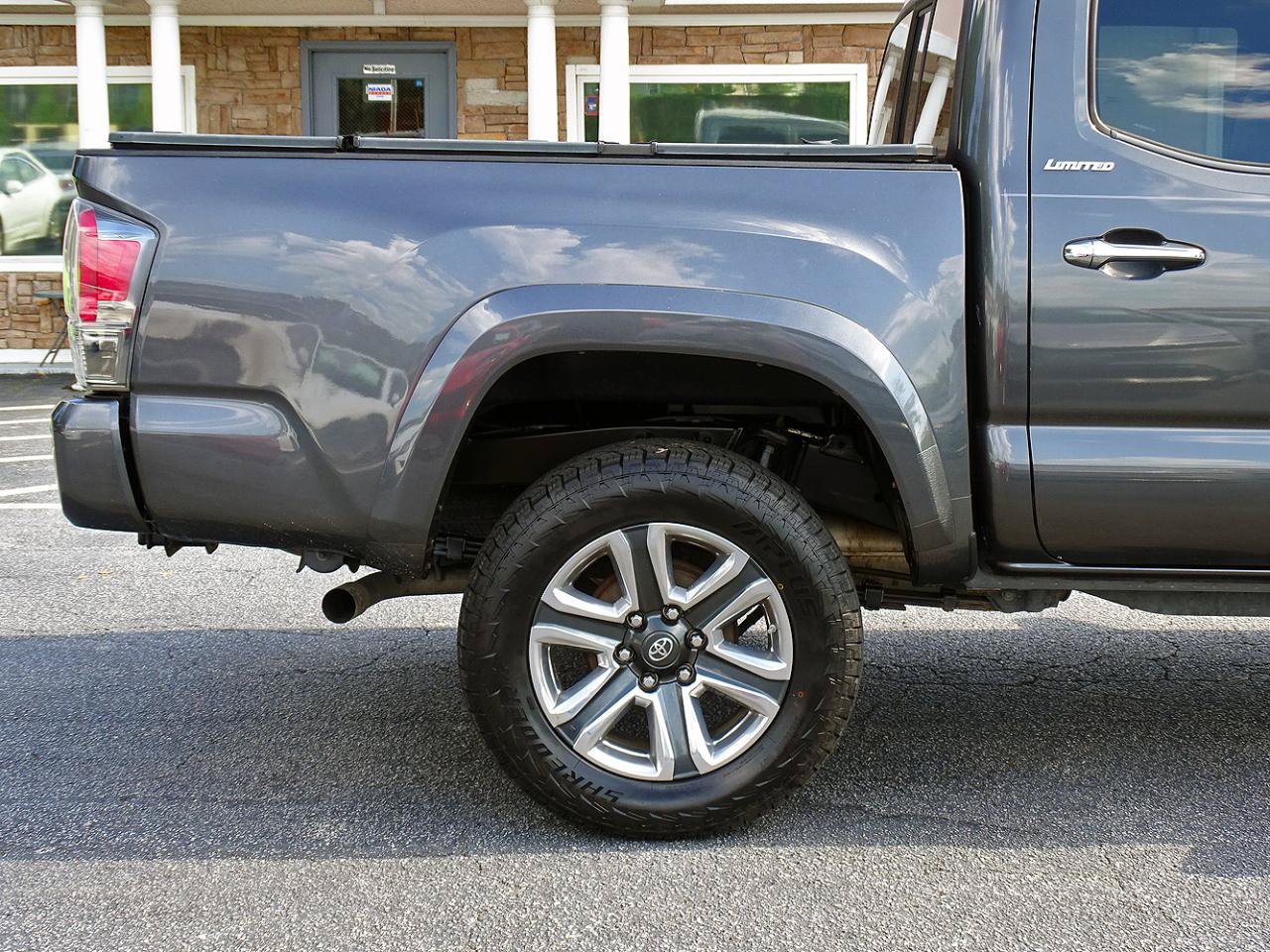 Used 2016 Toyota Tacoma Limited w/ Towing Package RWD image 12