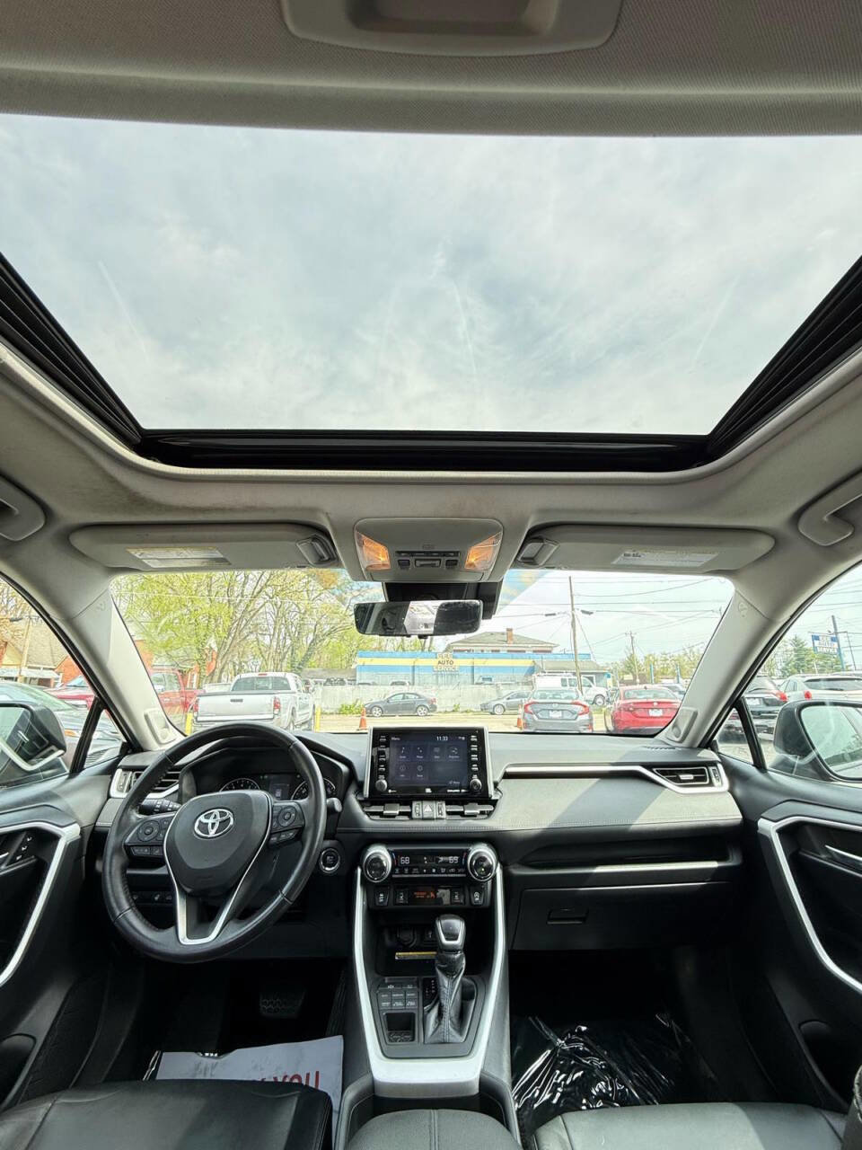Used 2021 Toyota RAV4 XLE Premium image 12