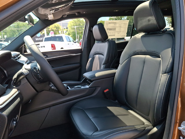 New 2026 Jeep Grand Cherokee L Limited w/ Limited Altitude Package AWD/4WD image 9