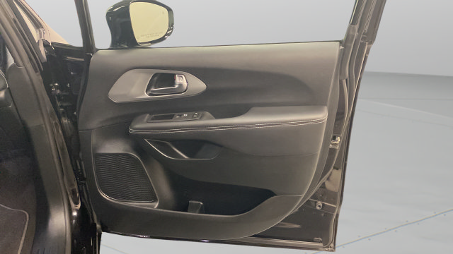 Used 2025 Chrysler Pacifica Limited AWD/4WD image 32