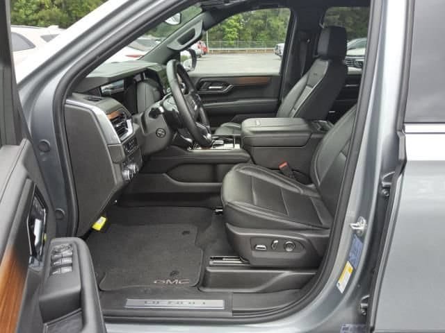Used 2025 GMC Yukon XL Denali AWD/4WD image 3