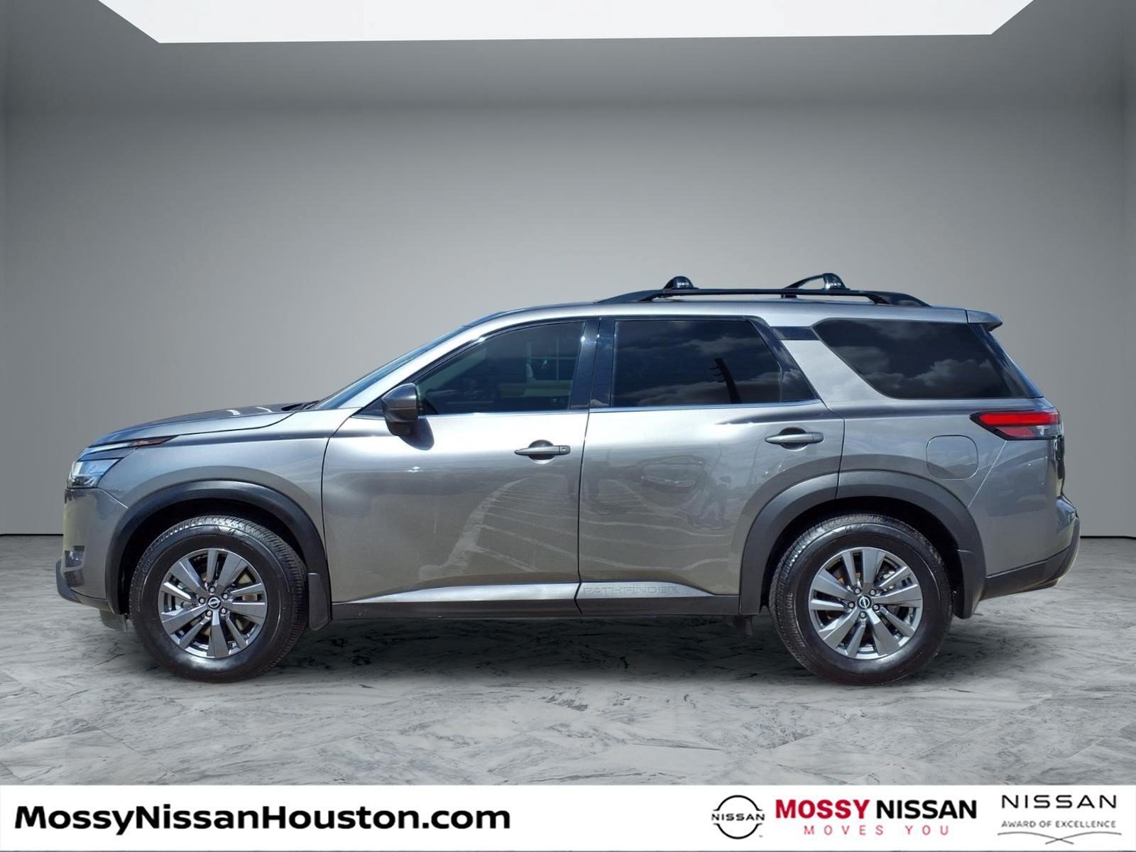 Used 2022 Nissan Pathfinder SV w/ SV Premium Package FWD image 5