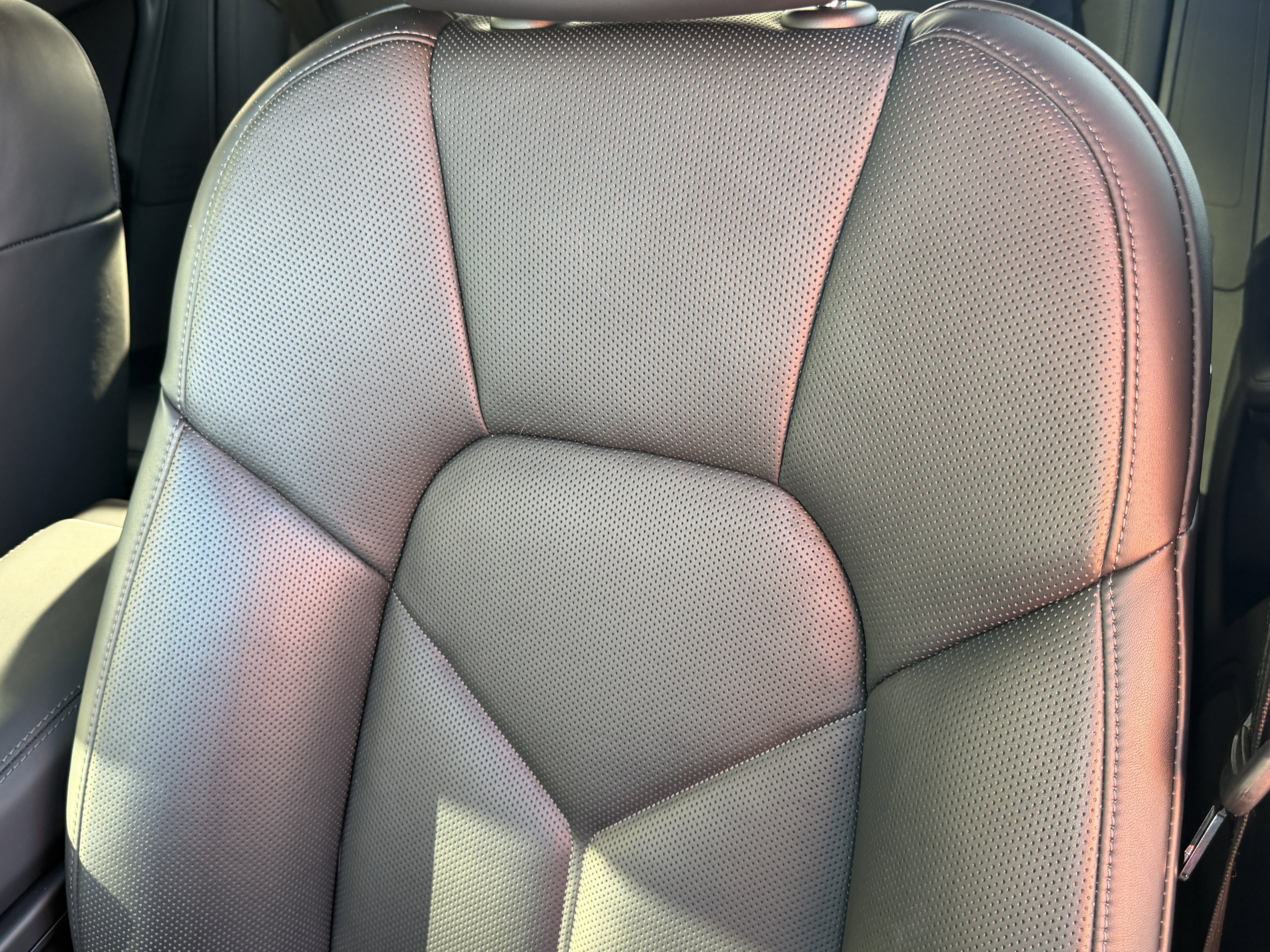 Certified 2025 Porsche Macan Turbo image 5