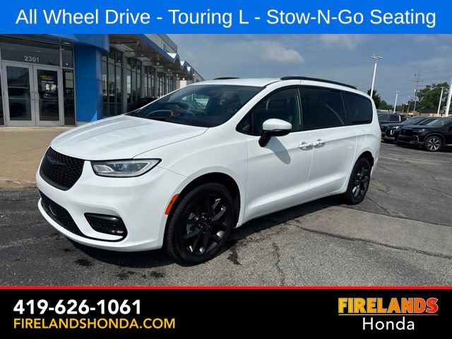 Used 2023 Chrysler Pacifica Touring-L w/ S Appearance Package AWD/4WD image 2