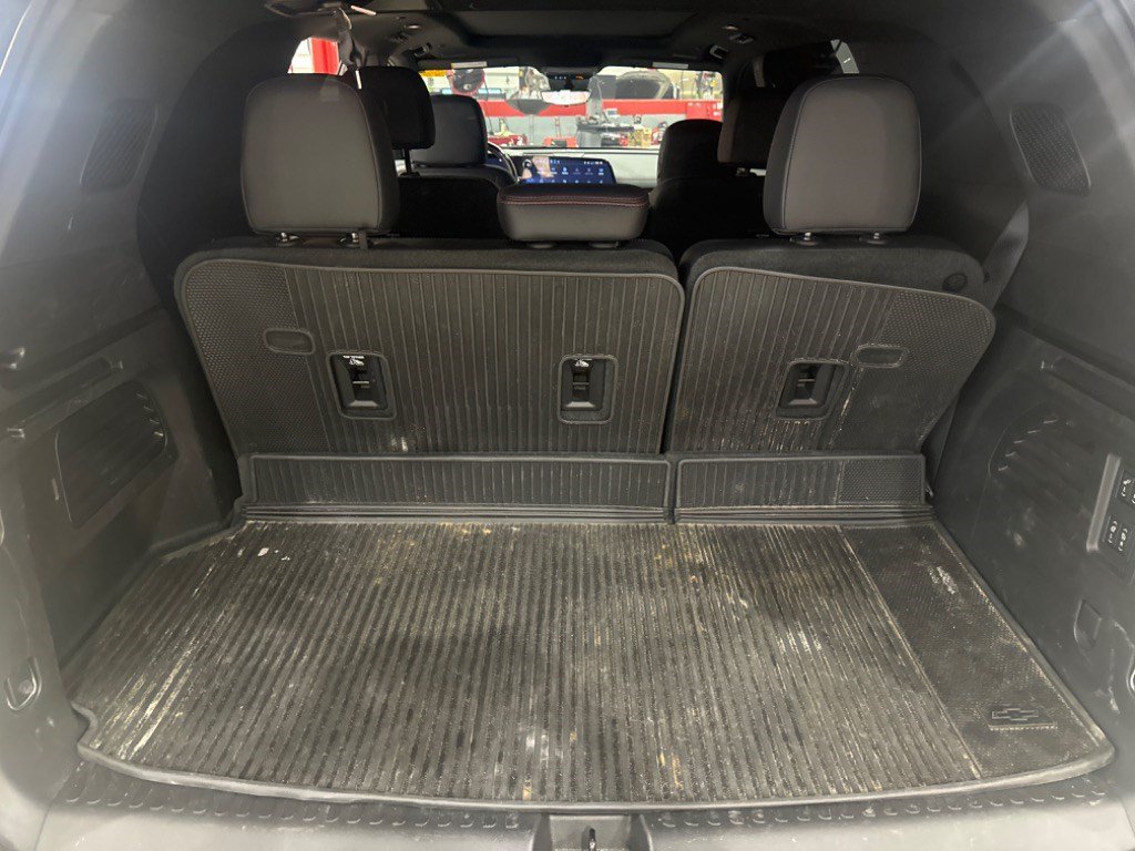 Used 2025 Chevrolet Traverse RS FWD image 45