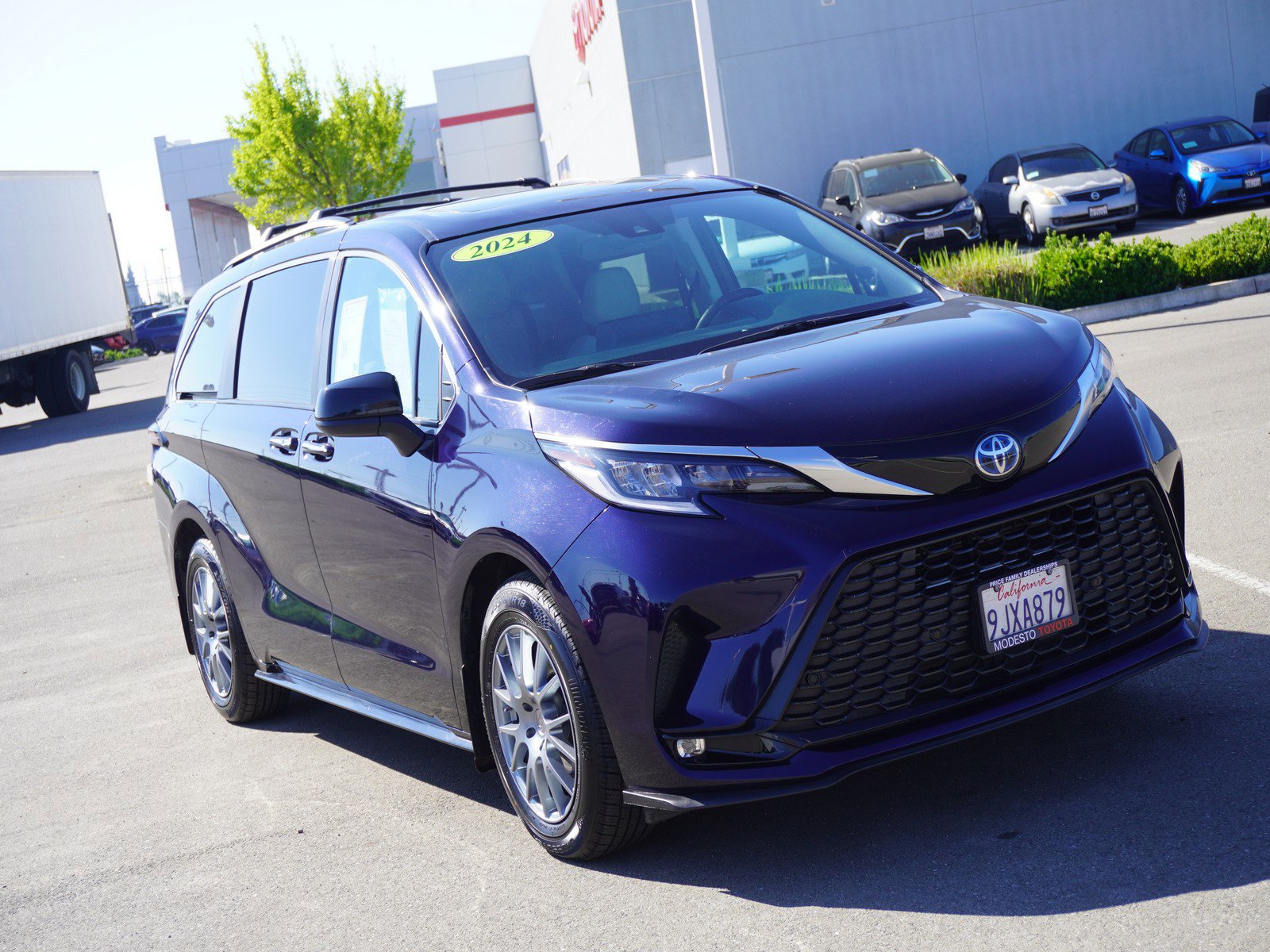 Used 2024 Toyota Sienna XSE w/ XSE Plus Package image 1